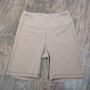 Mate the label organic stretch biker shorts in PEBBLE Small